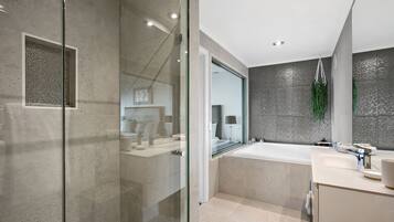 Comfort Suite, 1 King Bed, Bay View, Sea Facing | Bathroom