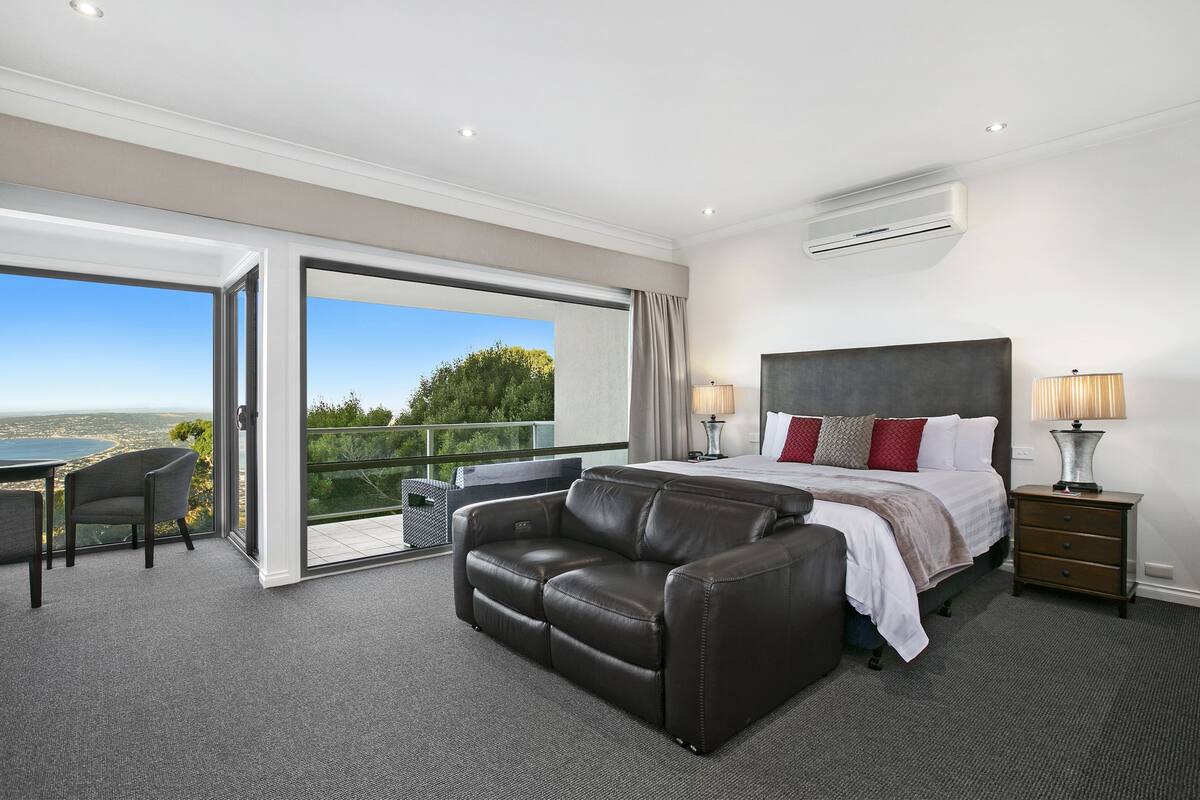 Suite de lujo, 1 cama King size, vista a la bahía, frente al mar | Tabla de planchar con plancha, wifi gratis y ropa de cama