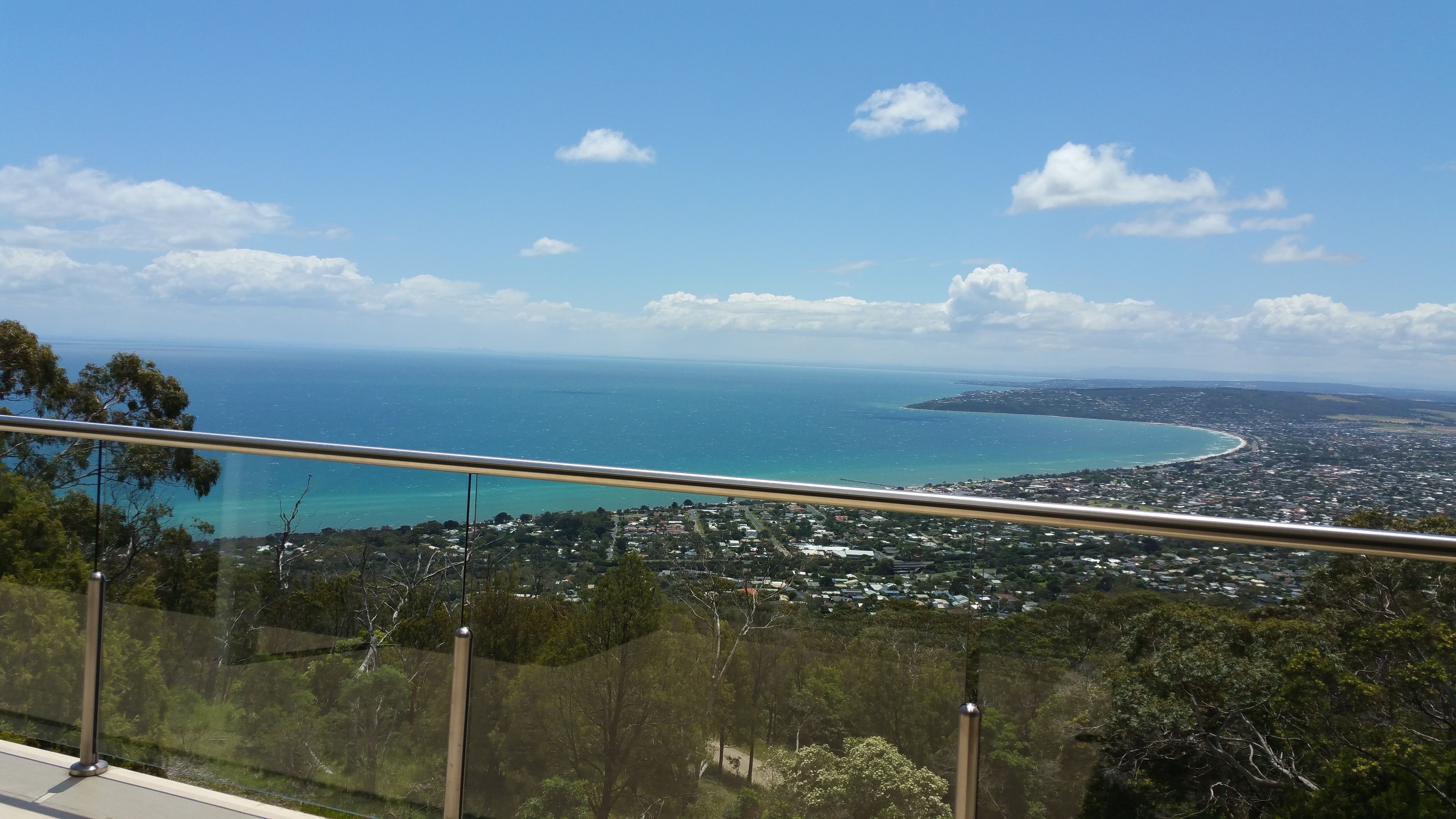Eine Küstenstadt mit freiem Blick auf das Meer und einer entfernten Insel.
