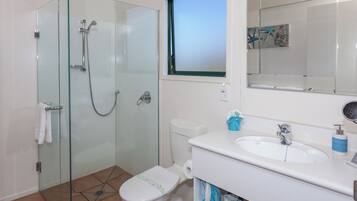 Family Suite, 2 Bedrooms | Bathroom