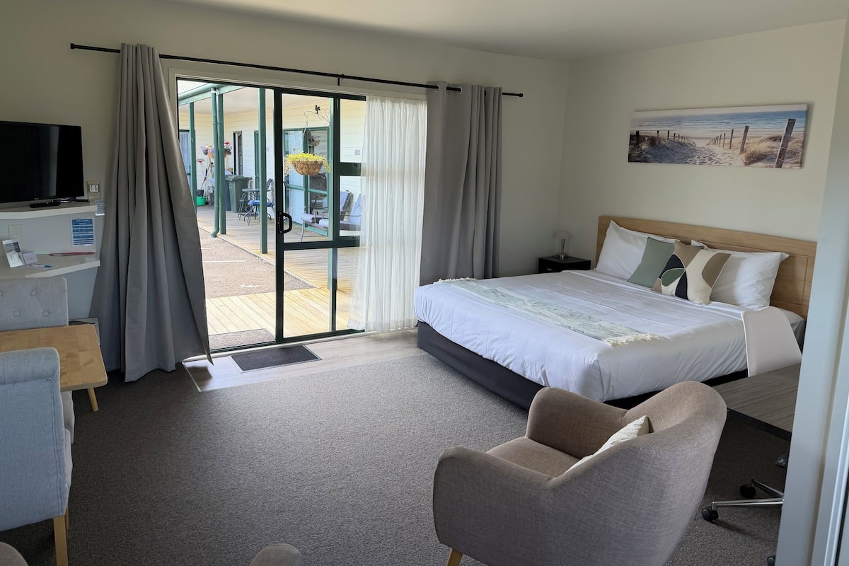 Premium Studio, Non Smoking, Kitchenette (Studio unit) | 2 bedrooms, premium bedding, individually furnished, desk