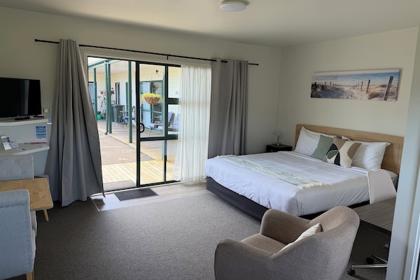 Premium bedding, individually furnished, desk, free WiFi