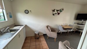 شقة إستديو بريميم - لغير المدخنين - بمطبخ مصغر (Studio unit) | أغطية فراش متميزة ومكتب وواي فاي مجانًا وطراز فريد لكل وحدة
