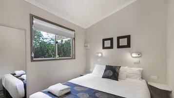 Tabla de planchar con plancha, wifi gratis y ropa de cama