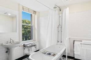 The Tartan Room - Room Only | Bathroom | Free toiletries, hair dryer, towels
