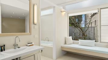 Colhurst Suite - Room Only | Bathroom | Free toiletries, hair dryer, towels
