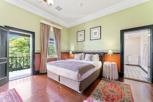 Tabla de planchar con plancha, wifi gratis y ropa de cama