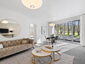 Sengetøy av topp kvalitet, skrivebord, strykejern/-brett og barnesenger