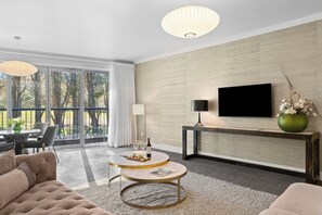 Suite – grand, 1 kingsize-seng, hageutsikt | Sengetøy av topp kvalitet, skrivebord, strykejern/-brett og barnesenger