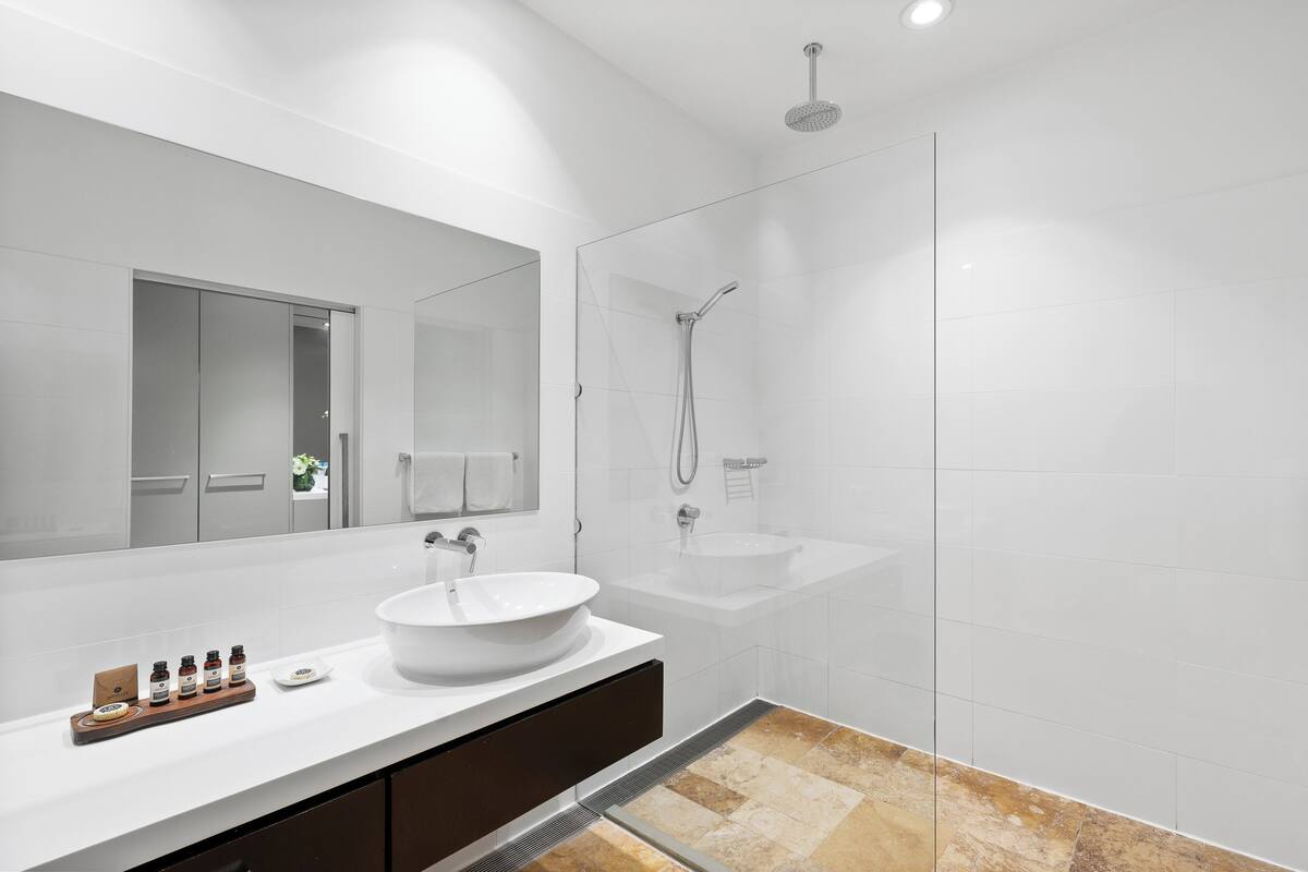 Premium bedding, desk, iron/ironing board, cots/infant beds