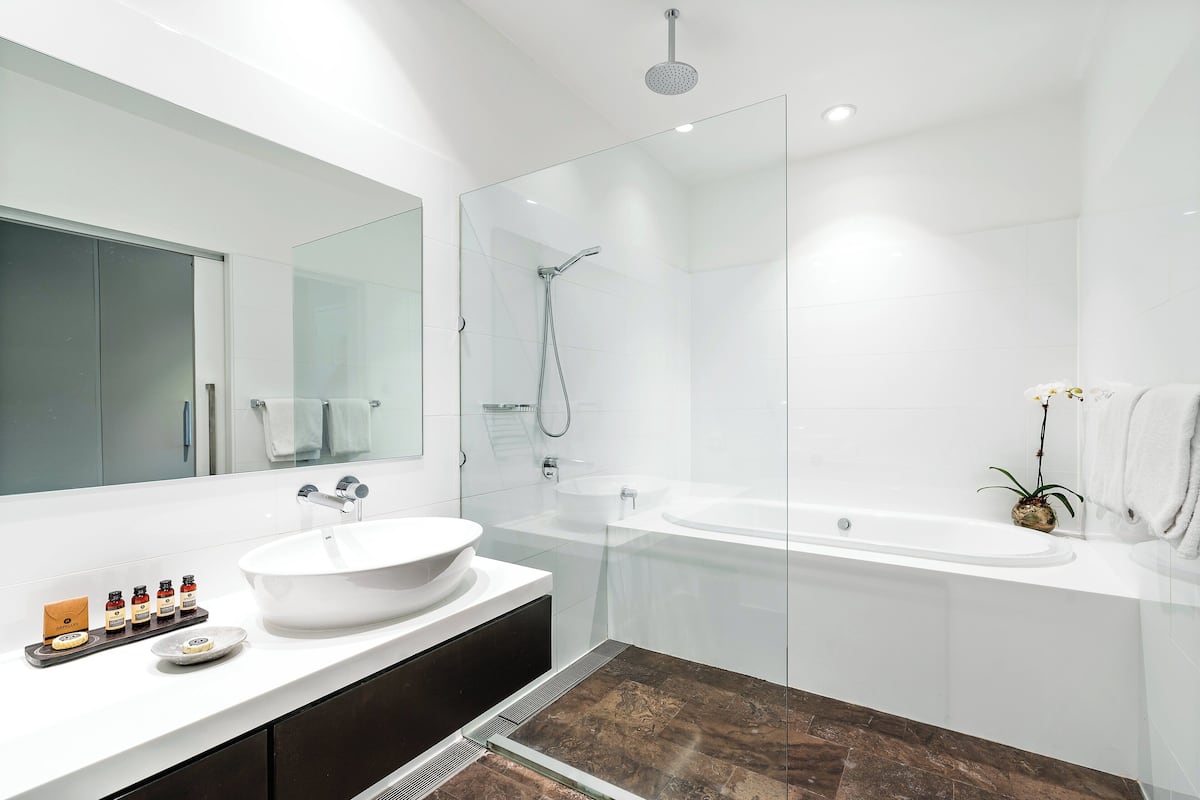 Premium bedding, desk, iron/ironing board, cots/infant beds