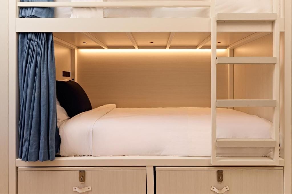 Habitación | Tabla de planchar con plancha, wifi gratis y ropa de cama 