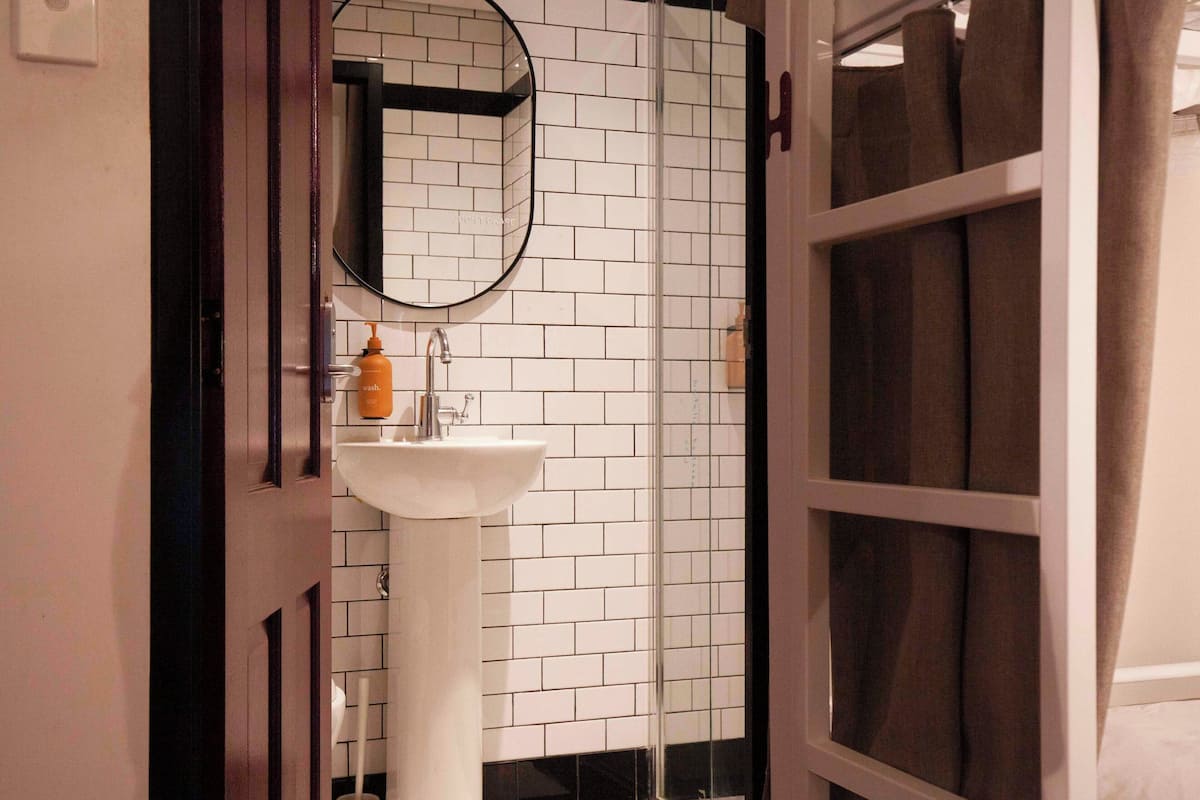 Dusj, hårføner og håndklær