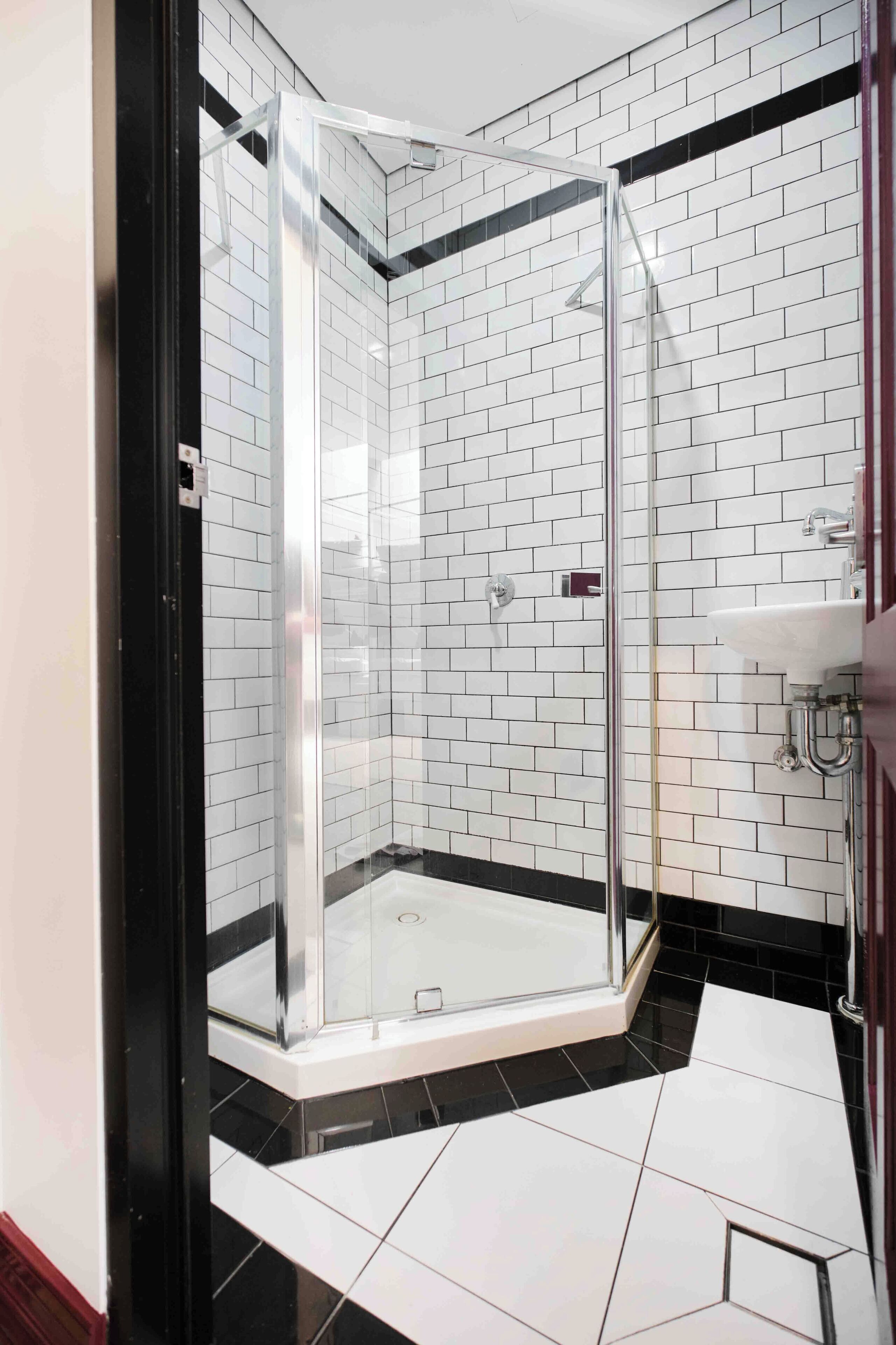 Regadera, secadora de cabello, toallas 