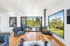 House | Living area | Flat-screen TV, fireplace, DVD player