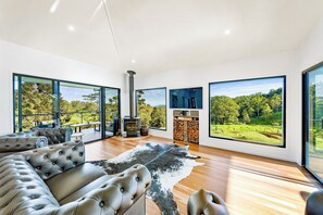 House | Living area | Flat-screen TV, fireplace, DVD player - Whispering Valley Cottage Retreat (Witta)