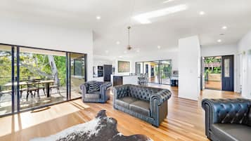 Huis | Woonruimte | Flatscreentelevisie, een open haard en een dvd-speler