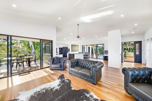 House | Living area | Flat-screen TV, fireplace, DVD player