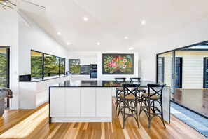 Maison | Cuisine privée | Réfrigérateur, micro-ondes, plaque de cuisson, machine à expresso