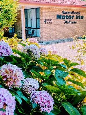 A brick building with a sign reading "Muswellbrook Motor Inn Welcome" and "Units 1-10".