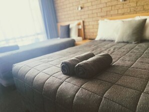 Habitació triple familiar, no fumadors | Espai de treball apte per a portàtils i cortines opaques 