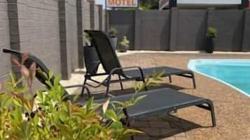Piscine extérieure, parasols de plage, chaises longues