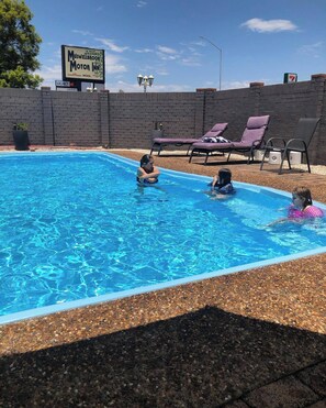 Piscina a l'aire lliure (horari: 08:00-20:00), para-sols i gandules 