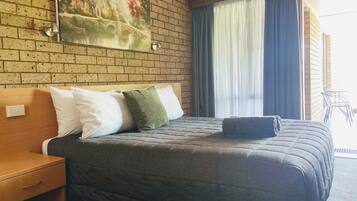 Espacio para trabajar con laptop y cortinas blackout