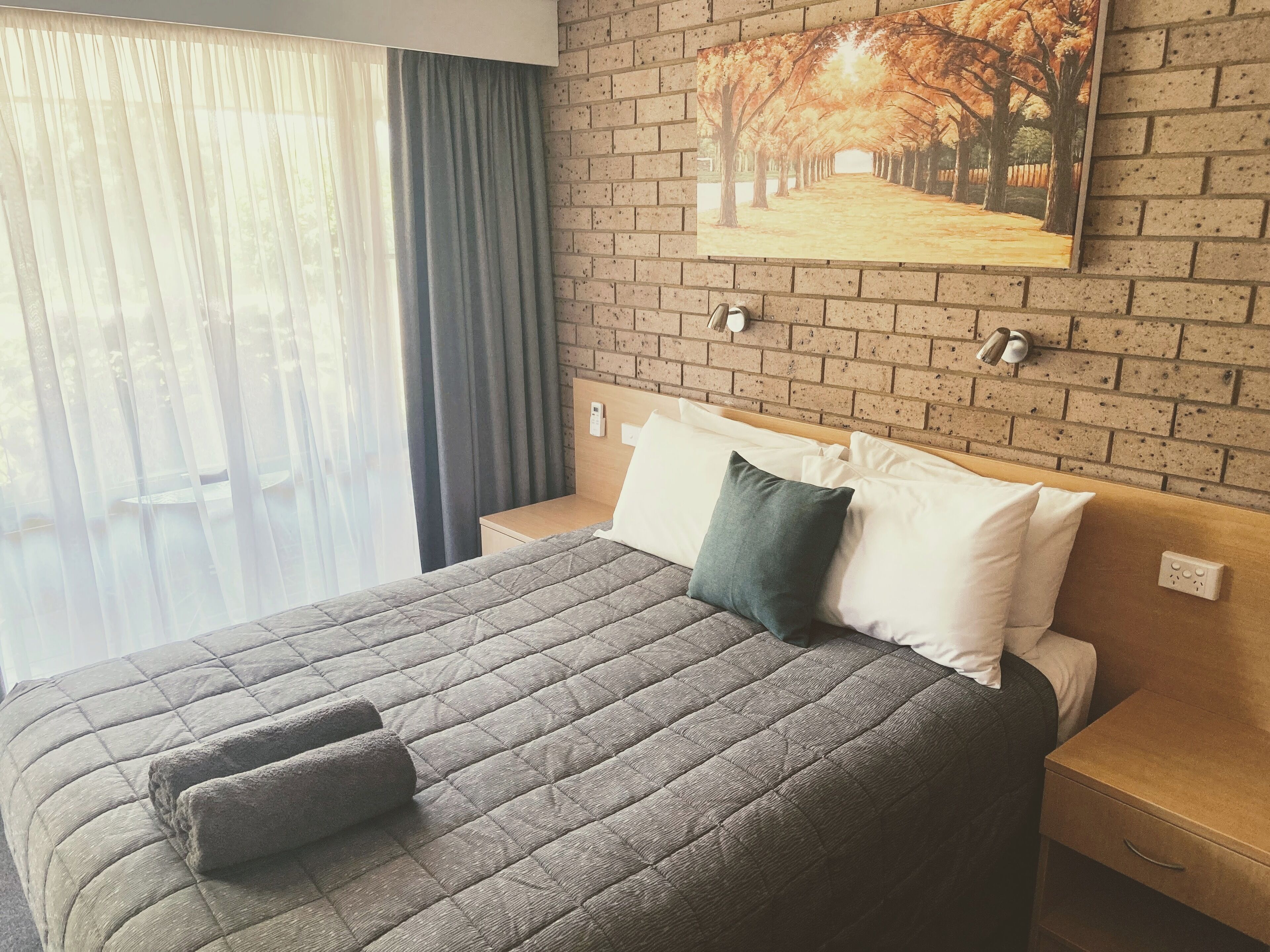 Espacio para trabajar con laptop y cortinas blackout 