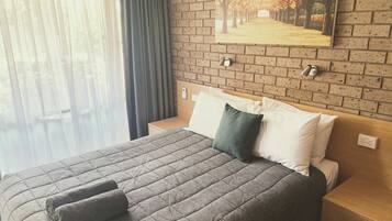 Espacio para trabajar con laptop y cortinas blackout