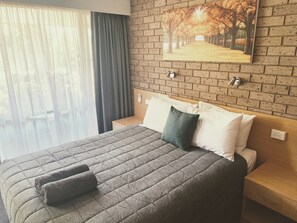 Standard Room, 1 Queen Bed, Non Smoking | Laptop workspace, blackout drapes, iron/ironing board, travel crib - Muswellbrook Motor Inn (Muswellbrook)