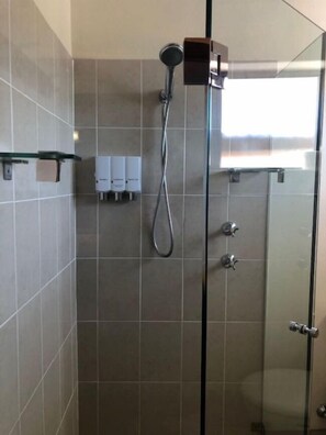 Douche, articles de toilette gratuits, sèche-cheveux