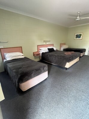 Luxe beddengoed, pillowtop-bedden, een laptopwerkplek