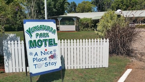A sign for the Jungaberg Park Motel advertising a nice place to stay.