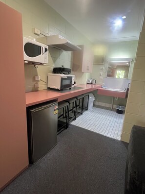 Familiekamer, niet-roken, keuken | Privékeuken | Een koelkast, een microgolfoven, een koffiezetapparaat/waterkoker