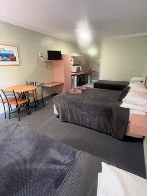 Premium bedding, pillow-top beds, laptop workspace, soundproofing - Yungaburra Park Motel (Yungaburra)