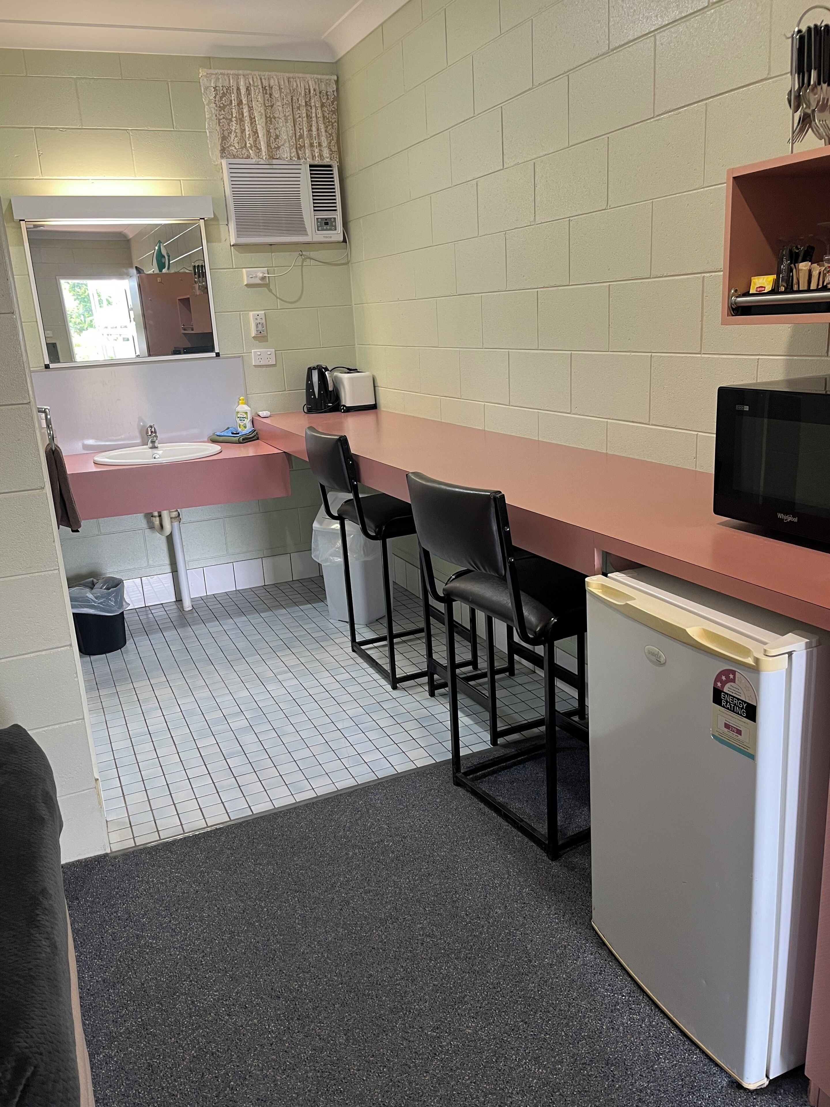 Kühlschrank, Mikrowelle, Wasserkocher mit Kaffee-/Teezubehör