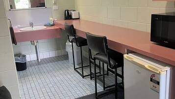 KĂŒhlschrank, Mikrowelle, Wasserkocher mit Kaffee-/Teezubehör