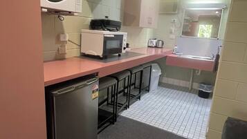 Een koelkast, een microgolfoven, een koffiezetapparaat/waterkoker