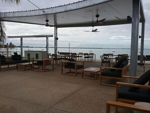 Outdoor dining - Lake Edge Resort (Mulwala)