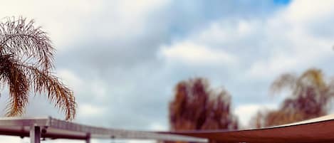 Piscine couverte, piscine extérieure, chaises longues