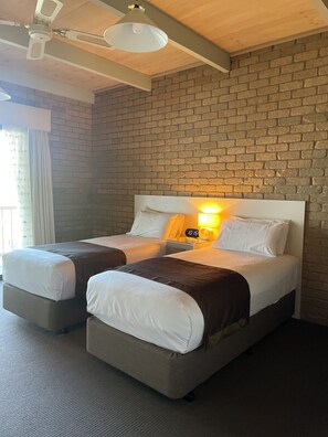 1 bedroom, in-room safe, iron/ironing board, free WiFi - Lake Edge Resort (Mulwala)