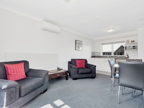 One Bedroom | Desk, blackout drapes, iron/ironing board, free WiFi - Matamata Central Motel (Matamata)