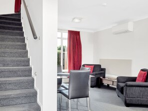 One Bedroom | Living area | 32-inch flat-screen TV with satellite channels, TV - Matamata Central Motel (Matamata)