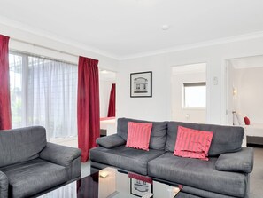 Family Unit | Living area | 32-inch flat-screen TV with satellite channels, TV - Matamata Central Motel (Matamata)