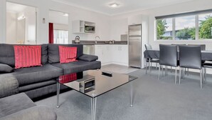 Family Unit | Living area - Matamata Central Motel (Matamata)