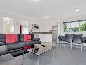 Family Unit | Living area - Matamata Central Motel (Matamata)