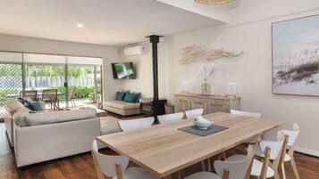 8 Person Villa – Min 2 Nights | In-room dining