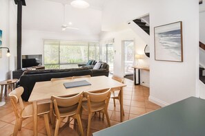 Villa | Aire de séjour | Téléviseur, lecteur de DVD, table de ping-pong