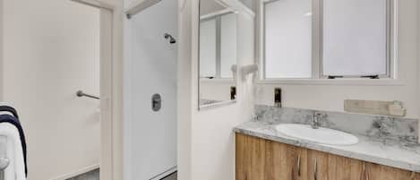 Queen Studio | Bathroom